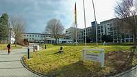 BundeswehrZentralkrankenhaus Koblenz Fussweg mit Rasen links und rechts zum Eingangsbereich eines mehrstöckigen Gebäudes