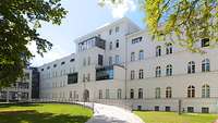 Bundeswehrkrankenhaus Berlin Vierstöckiges weißes Gebäude, mit einer Auffahrt in der Mitte