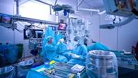 Im Bundeswehrkrankenhaus wird mit dem Da-Vinci Operationssystem ein hochmodernes roboter-assistiertes Chirurgiesystem genutzt