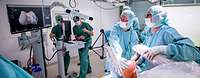 Kompetenzzentren am Bundeswehrkrankenhaus Ulm Ärzte bei einer Knieoperation mit dem OP-Roboter MAKO