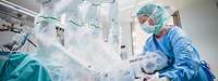 Eine operationstechnische Assistentin an einem Da Vinci-Operationssystem im Bundeswehrkrankenhaus Ulm