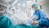 Da Vinci-Operation im Bundeswehrkrankenhaus Ulm. Eine operationstechnische Assistentin an einem Da Vinci-Operationssystem im Bundeswehrkrankenhaus Ulm