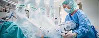 Da Vinci-Operation im Bundeswehrkrankenhaus Ulm. Eine operationstechnische Assistentin an einem Da Vinci-Operationssystem im Bundeswehrkrankenhaus Ulm