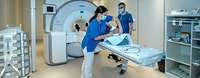 Untersuchung eines Patienten mit einem MRT am Bundeswehrkrankenhaus Ulm Ein Patient wird für die Untersuchung mit einem MRT vorbereitet.