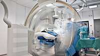 Patient liegt in einem sich drehenden Computertomographen