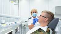 Zahnbehandlung im Bundeswehrkrankenhaus Ulm Vorgespräch mit einem Patienten vor einer Zahnbehandlung im Bundeswehrkrankenhaus Ulm