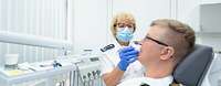 Vorgespräch mit einem Patienten vor einer Zahnbehandlung im Bundeswehrkrankenhaus Ulm