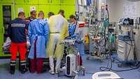 Medizinisches Personal des Kopfzentrums steht um einen Patienten in der Notaufnahme.