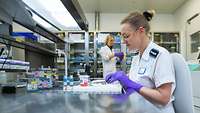 Assistenzärztin bei der makroskopischen Befundung im Institut für Pathologie und Molekularpathologie Assistenzärztin bei der makroskopischen Befundung im Institut für Pathologie und Molekularpathologie