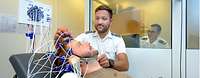 Ein Patient wird für ein Elektroenzephalogramm (EEG) in der Klinik und Poliklinik für Neurologie am Bundeswehrkrankenhaus Ulm vorbereitet Einem Patienten werden am Kopf Sensoren für ein Elektroenzephalogramm (EEG) angelegt