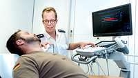Ein Facharzt für Neurologie während einer Ultraschalluntersuchung am Bundeswehrkrankenhaus Ulm