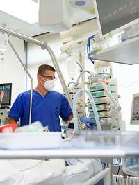 Krankenpfleger betreuen einen Patienten auf der Intensivstation vom Bundeswehrkrankenhaus Ulm Zwei Krankenpfleger betreuen einen Intensivpatienten auf der Intensivstation am Bundeswehrkrankenhaus Ulm