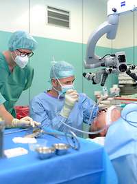 Operativer Eingriff in der Abteilung für Hals-, Nasen- und Ohrenheilkunde vom Bundeswehrkrankenhaus Berlin Operativer Eingriff in der Abteilung für Hals-, Nasen- und Ohrenheilkunde vom Bundeswehrkrankenhaus Berlin