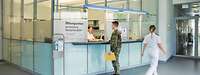 Eine Frau übergibt ein Rezept an der Rezeptausgabe der Krankenhausapotheke des Bundeswehrkrankenhaus Ulm