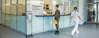 Eine Frau übergibt ein Rezept an der Rezeptausgabe der Krankenhausapotheke des Bundeswehrkrankenhaus Ulm