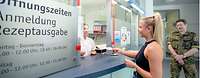 Anmeldung der Rezeptausgabe der Krankenhausapotheke am Bundeswehrkrankenhaus Ulm Eine Frau übergibt ein Rezept an der Rezeptausgabe der Krankenhausapotheke des Bundeswehrkrankenhaus Ulm