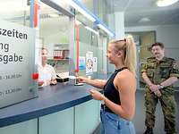 Eine Frau übergibt ein Rezept an der Rezeptausgabe der Krankenhausapotheke des Bundeswehrkrankenhaus Ulm