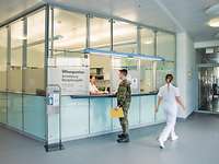 Eine Frau übergibt ein Rezept an der Rezeptausgabe der Krankenhausapotheke des Bundeswehrkrankenhaus Ulm