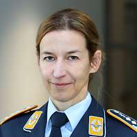 Frau Oberfeldarzt Dr. med. Nicole Müller lächelt auf einem Portrait