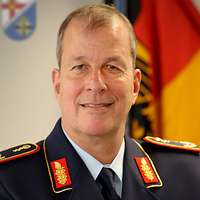Kommandeur und Ärztlichen Direktor Generalarzt Prof. Dr. med. habil Robert Schwab