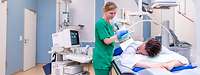 Eine Ärztin der Klinik für Urologie während einer Nierenstein-Untersuchung 