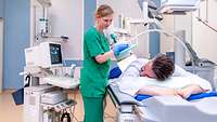 Nierenstein-Untersuchung in der Klinik für Urologie am Bundeswehrkrankenhaus Berlin Eine Ärztin der Klinik für Urologie während einer Nierenstein-Untersuchung