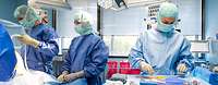 OP-Vorbereitung der Klinik für Orthopädie am Bundeswehrkrankenhaus Berlin Eine OP-Schwester bereitet das OP-Besteck für eine Operation vor.