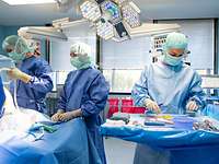 Eine OP-Schwester bereitet das OP-Besteck für eine Operation vor.
