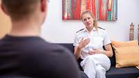 Sprechstunde mit einer Ärztin in der Klinik für Psychiatrie, Psychotherapie und Psychotraumatologie am Bundeswehrkrankenhaus Berlin Eine Ärztin sitzt auf einer Couch im Gespräch mit einem Patienten