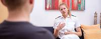 Sprechstunde mit einer Ärztin in der Klinik für Psychiatrie, Psychotherapie und Psychotraumatologie am Bundeswehrkrankenhaus Berlin Eine Ärztin sitzt auf einer Couch im Gespräch mit einem Patienten