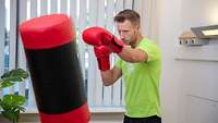 Ein Patient beim Boxen während einer Sporttherapie in der Klinik für Psychiatrie, Psychotherapie und Psychotraumatologie