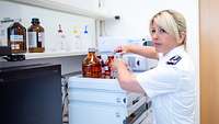 Qualitätssicherung der medizinisch pharmazeutischen Produkte im Labor der Krankenhausapotheke