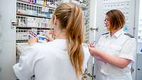 Kranken- und Gesundheitspflegerinnen bei der Vorbereitung von Medikamenten Kranken- und Gesundheitspflegerinnen bei der Vorbereitung von Medikamenten