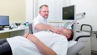 Patient liegend während einer Ultraschall-Untersuchung