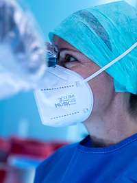 Im Bundeswehrkrankenhaus Berlin wird durch die interdisziplinäre Zusammenarbeit verschiedener Kliniken, eine optimale Patientenversorgung durch etablierte Zentren gewährleistet. optimale Patientenversorgung durch etablierte Zentren