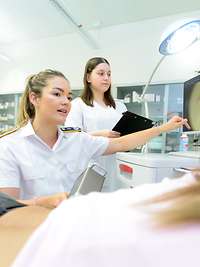 Hautkrebsvorsorgeuntersuchung in der Klinik für Dermatologie und Venerologie am Bundeswehrkrankenhaus Hamburg Hautkrebsvorsorgeuntersuchung in der Klinik für Dermatologie und Venerologie am Bundeswehrkrankenhaus Hamburg