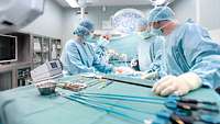 Operation in der Klinik für Allgemein-, Viszeral- und Gefäßchirurgie am Bundeswehrkrankenhaus Hamburg Operation in der Klinik für Allgemein-, Viszeral- und Gefäßchirurgie am Bundeswehrkrankenhaus Hamburg
