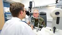 Augenuntersuchung in der Klinik für Augenheilkunde am Bundeswehrkrankenhaus Hamburg Augenuntersuchung in der Klinik für Augenheilkunde am Bundeswehrkrankenhaus Hamburg