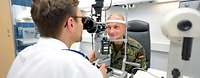 Augenuntersuchung in der Klinik für Augenheilkunde am Bundeswehrkrankenhaus Hamburg Augenuntersuchung in der Klinik für Augenheilkunde am Bundeswehrkrankenhaus Hamburg