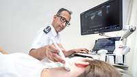 Ultraschalluntersuchung in der Klinik für Hals-, Nasen- und Ohrenheilkunde vom Bundeswehrkrankenhaus Hamburg