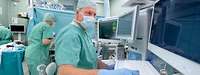 Anästhesist während einer Operation in der Klinik für Anästhesiologie, Intensivmedizin, Notfallmedizin und Schmerztherapie