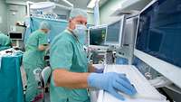 Anästhesist während einer Operation in der Klinik für Anästhesiologie, Intensivmedizin, Notfallmedizin und Schmerztherapie