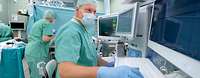 Anästhesist während einer Operation in der Klinik für Anästhesiologie, Intensivmedizin, Notfallmedizin und Schmerztherapie Anästhesist während einer Operation in der Klinik für Anästhesiologie, Intensivmedizin, Notfallmedizin und Schmerztherapie