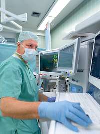 Anästhesist während einer Operation in der Klinik für Anästhesiologie, Intensivmedizin, Notfallmedizin und Schmerztherapie