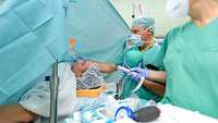 Anästhesist während einer Operation in der Klinik für Anästhesiologie, Intensivmedizin, Notfallmedizin und Schmerztherapie