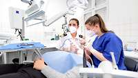 Zahnbehandlung an der Klinik für Zahnmedizin, Oralchirurgie, Parodontologie am Bundeswehrkrankenhaus Hamburg Zahnbehandlung an der Klinik für Zahnmedizin, Oralchirurgie, Parodontologie am Bundeswehrkrankenhaus Hamburg
