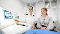 Zahnmedizinische Beratung einer Zahnärztin der Klinik für Zahnmedizin, Oralchirurgie und Parodontologie