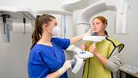 Röntgen des Kiefers einer Patientin in der Klinik für Zahmedizin, Oralchirurgie und Parodontologie