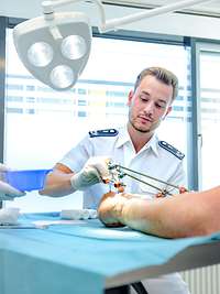 Wundversorgung in der Klinik für Unfallchirurgie und Orthopädie am Bundeswehrkrankenhaus Hamburg Wundversorgung in der Klinik für Unfallchirurgie und Orthopädie am Bundeswehrkrankenhaus Hamburg