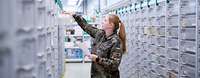 Die Krankenhausapotheke stellt die Versorgung mit Medikamenten und Sanitätsmaterial am Bundeswehrkrankenhaus Hamburg sicher Die Krankenhausapotheke stellt die Versorgung mit Medikamenten und Sanitätsmaterial am Bundeswehrkrankenhaus Hamburg sicher